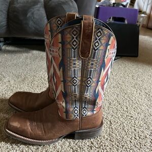 Ariat boots 
Size 9 1/2
Worn about 10times
Paid 240$
Asking 195$ shipped